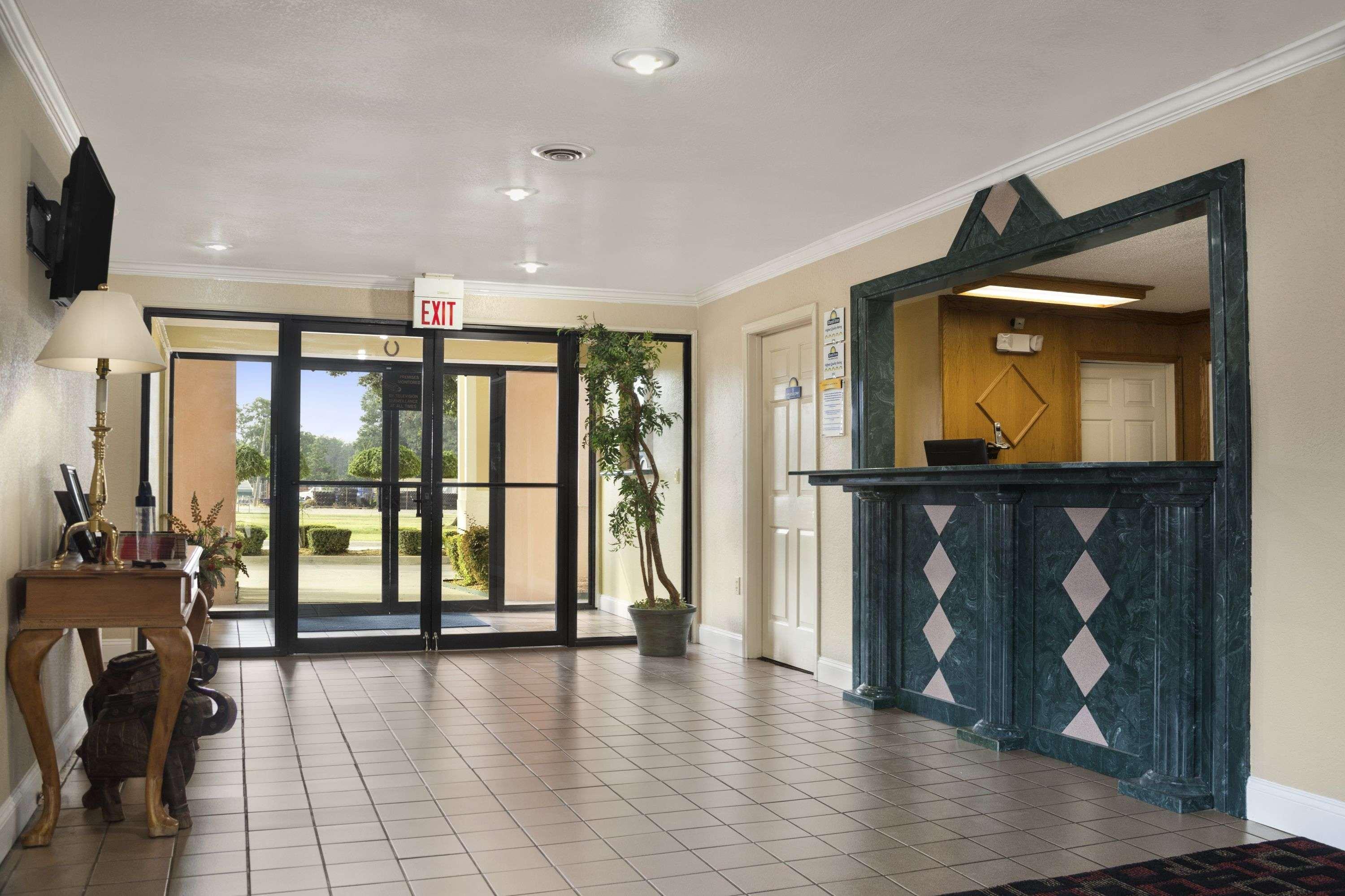 Days Inn & Suites By Wyndham Stuttgart Экстерьер фото