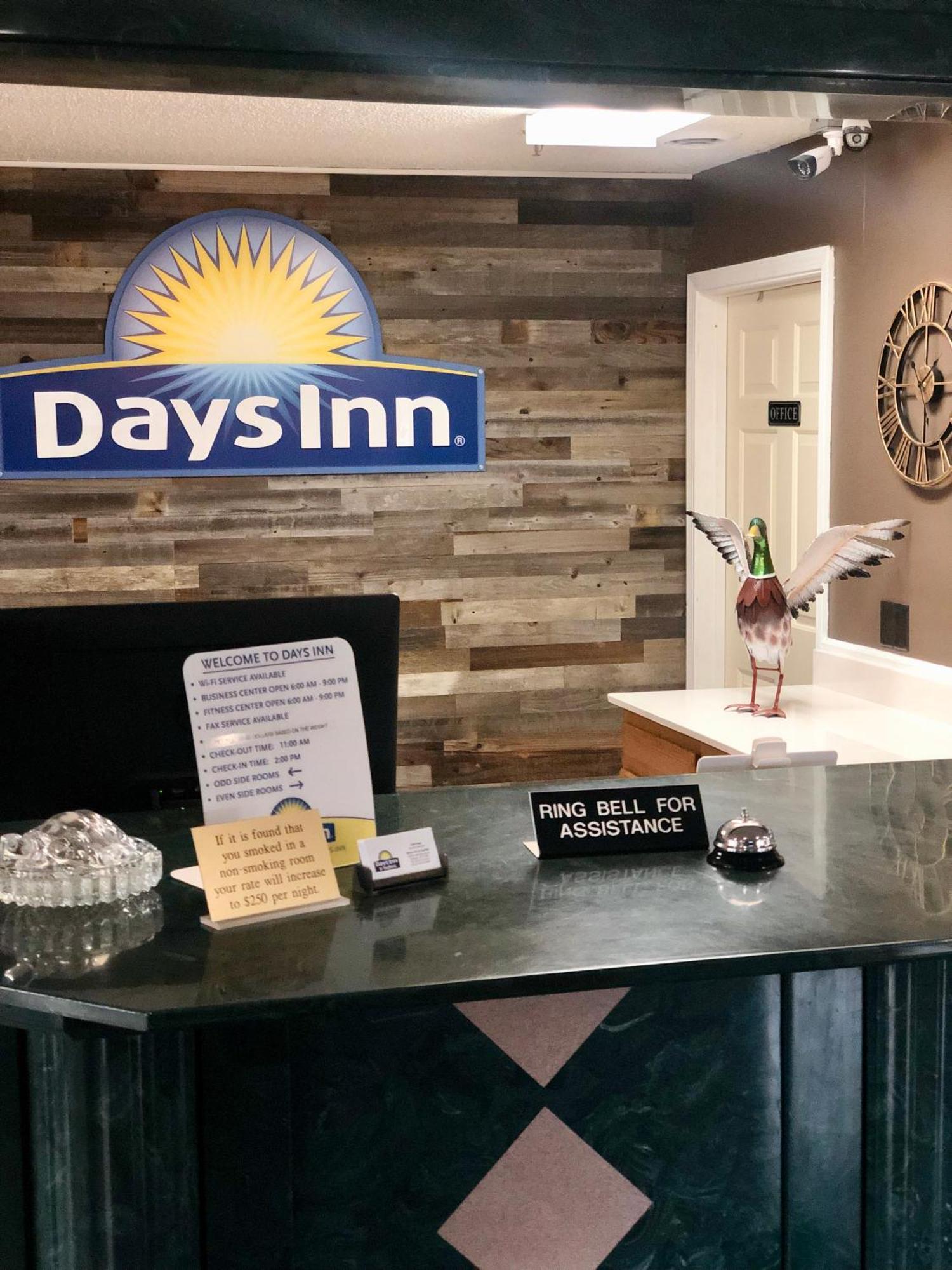 Days Inn & Suites By Wyndham Stuttgart Экстерьер фото