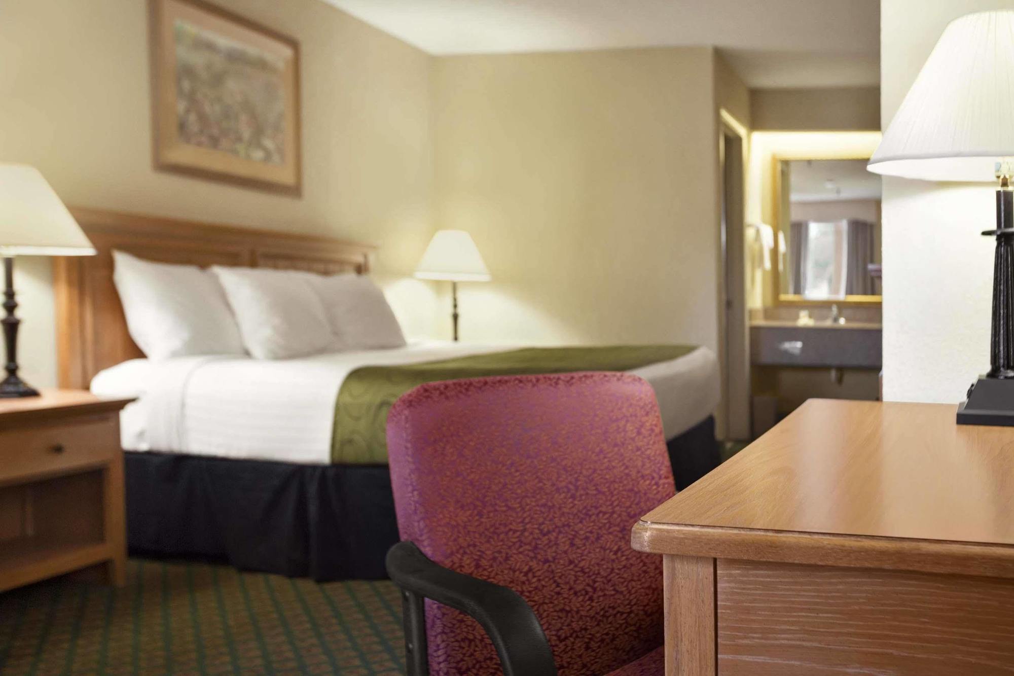 Days Inn & Suites By Wyndham Stuttgart Экстерьер фото