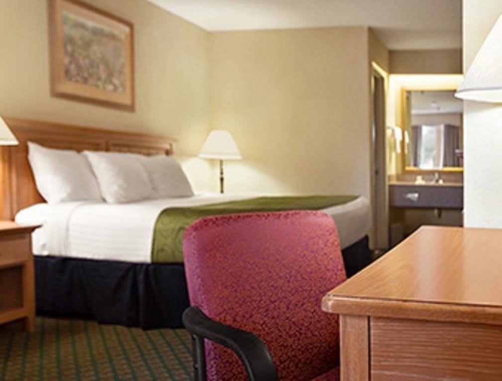 Days Inn & Suites By Wyndham Stuttgart Экстерьер фото